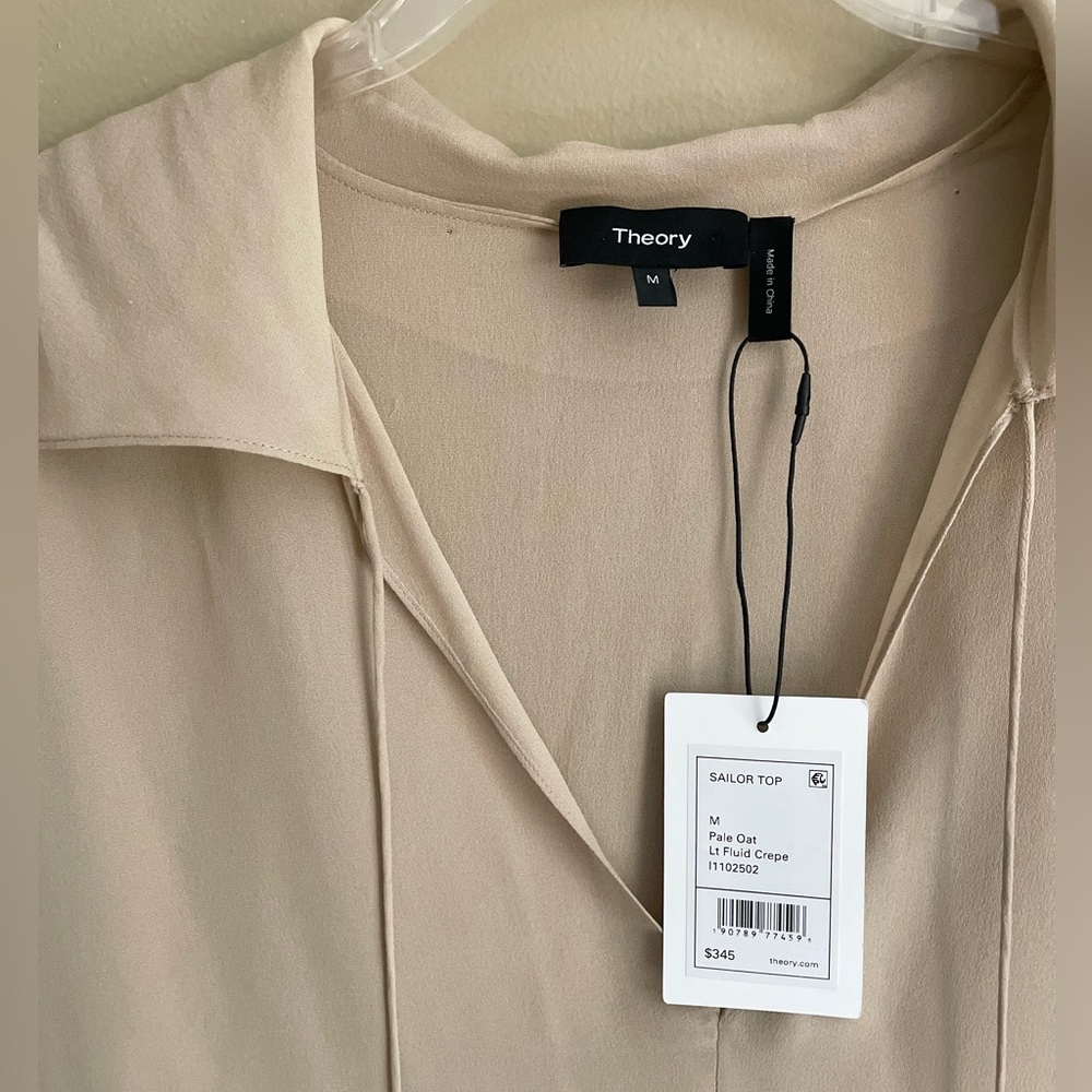 Theory 100% Silk SAILOR TOP M
Pale Oat 
Light fluid crepe - Picture 2 of 6